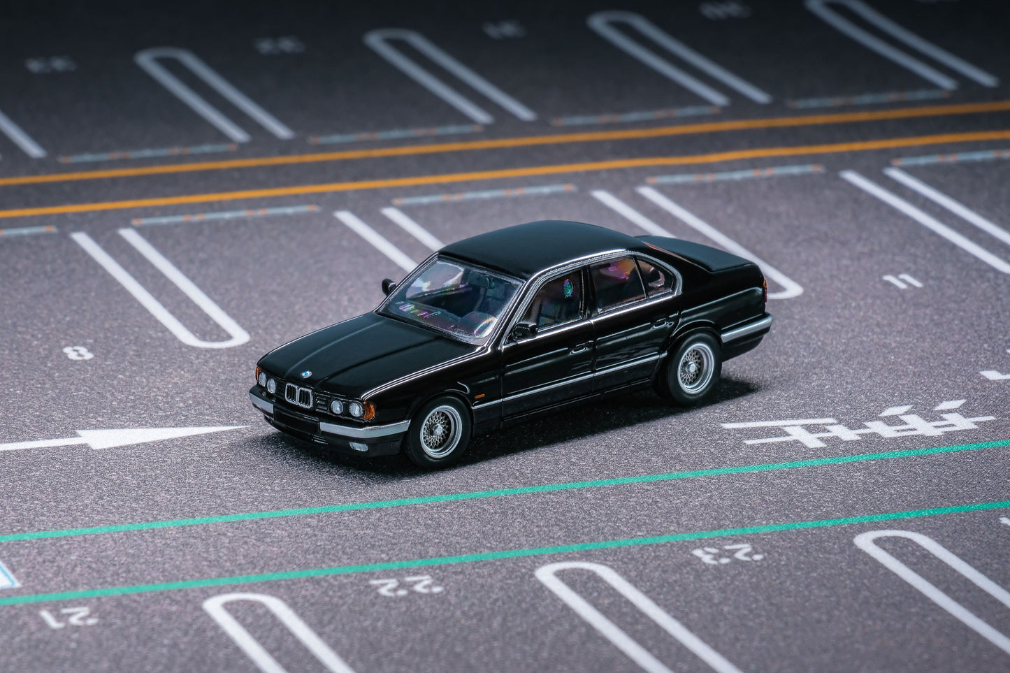 DCM 1/64 Bmw 5 Series Sedan (E34)