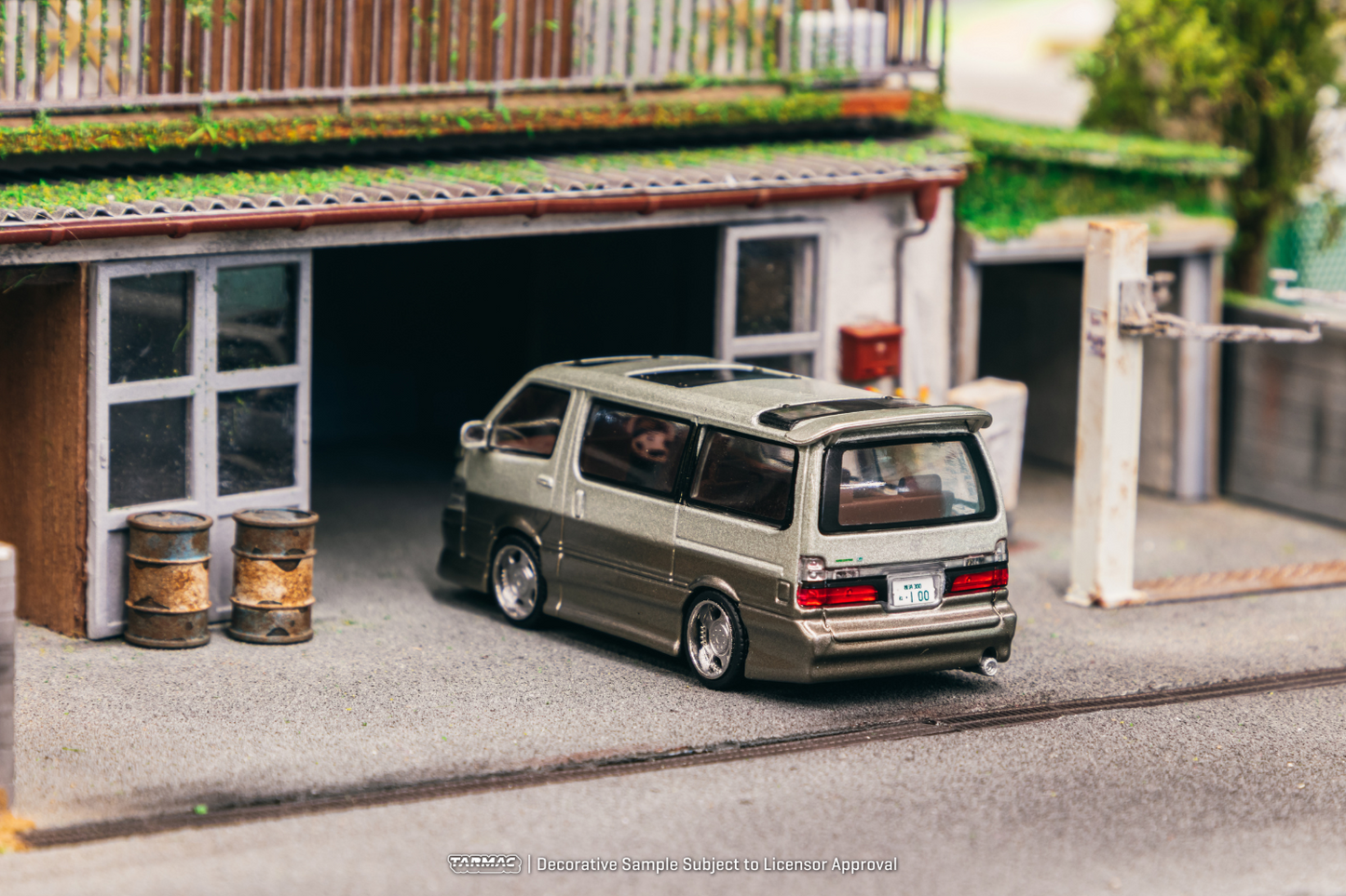 Tarmac Works 1/64 Toyota Hiace Wagon Custom in Silver/Brown