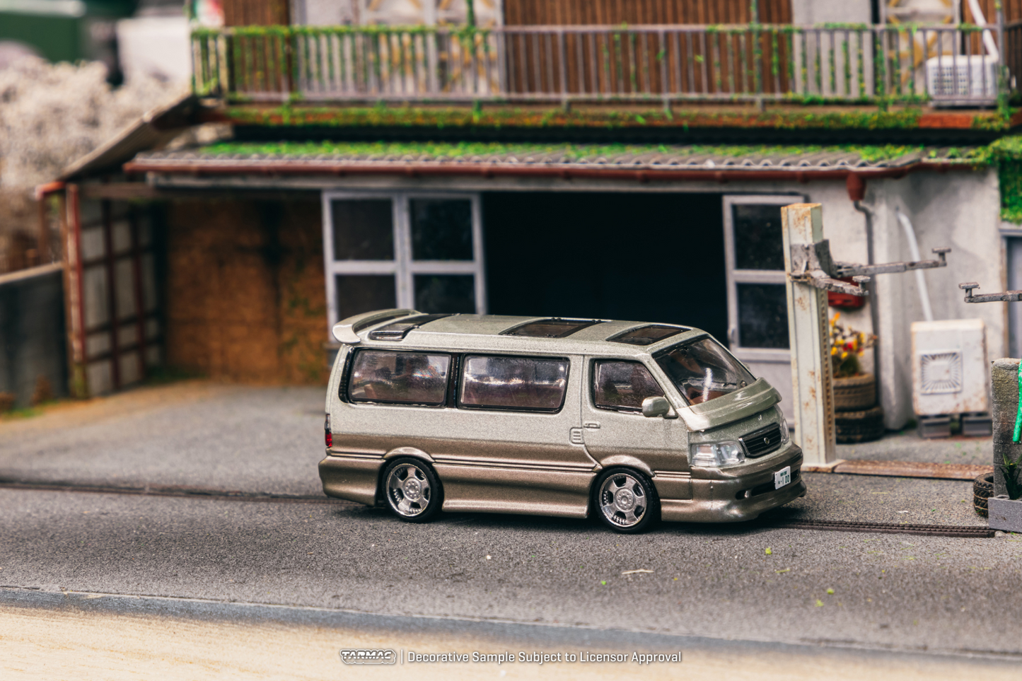 Tarmac Works 1/64 Toyota Hiace Wagon Custom in Silver/Brown