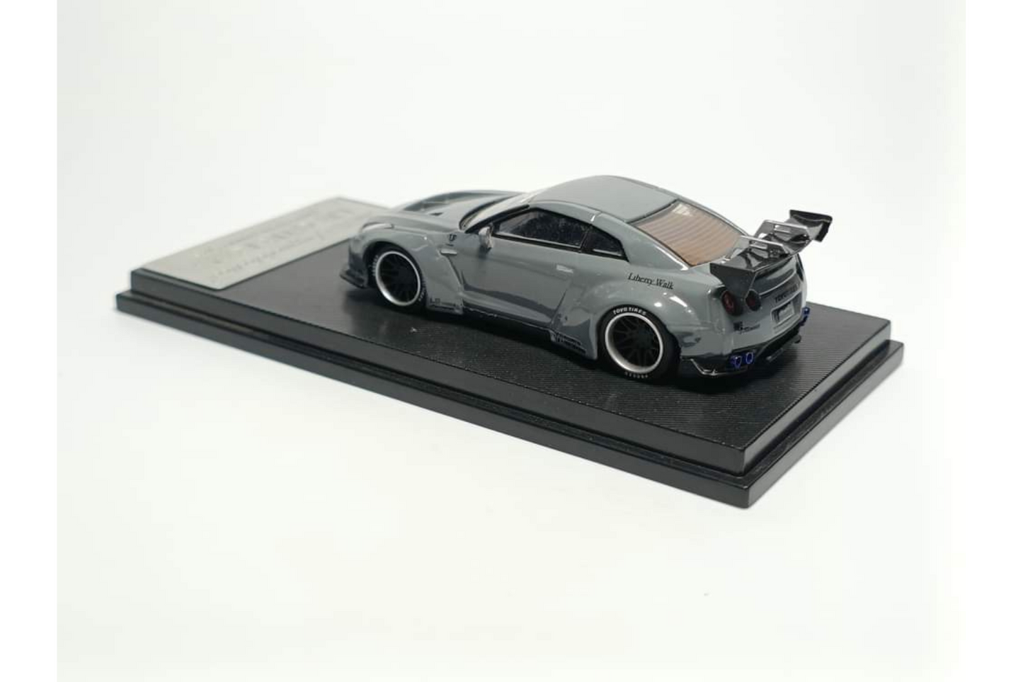 MC 1/64 LB-WORKS Nissan GT-R R35 Version 1.5 in Cement Gray