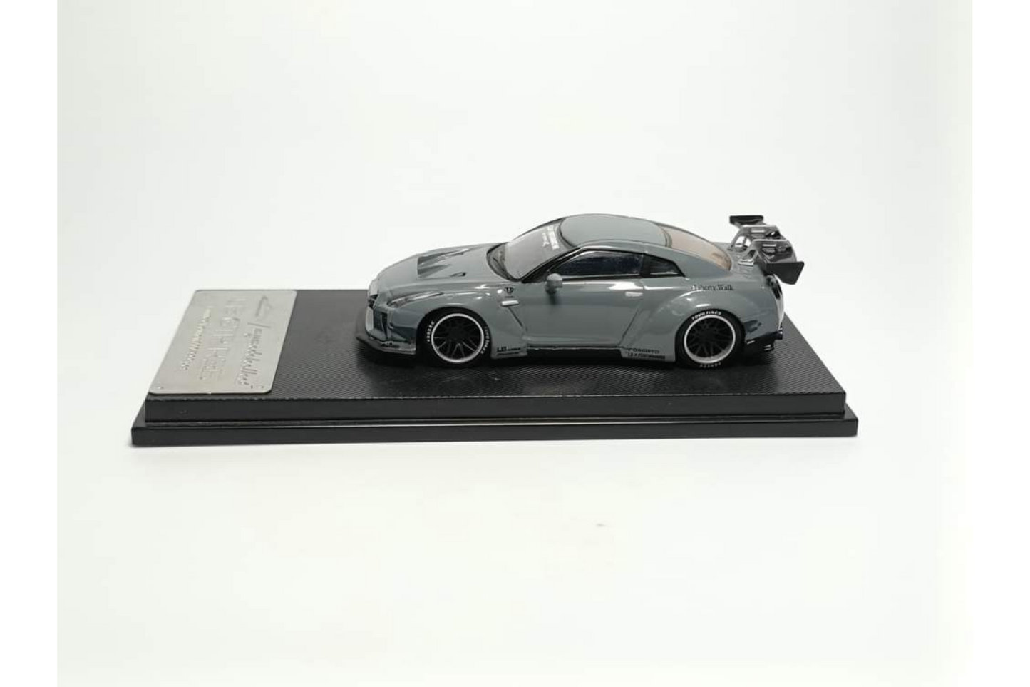 MC 1/64 LB-WORKS Nissan GT-R R35 Version 1.5 in Cement Gray
