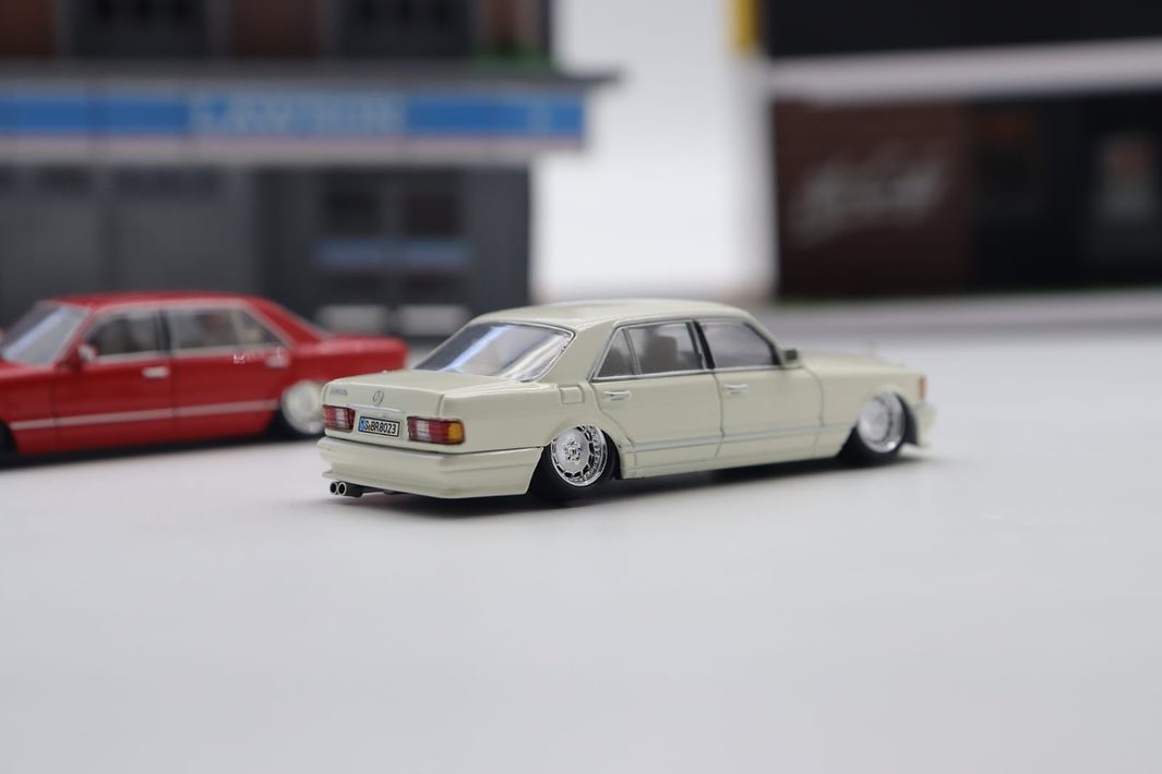 Master Brand 1/64 Mercedes Benz S560 (W126) in White