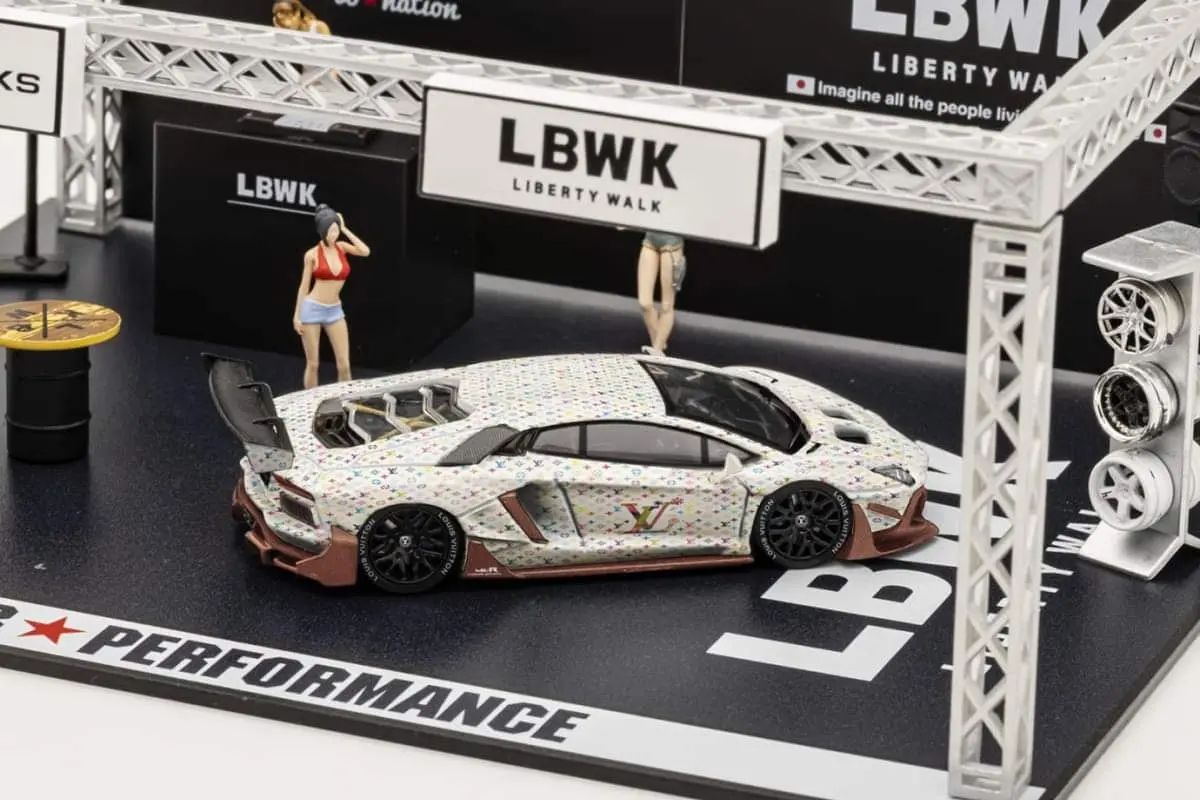 LBWK 1/64 Lamborghini Aventador LP700-4 LBWK in LV Platinum