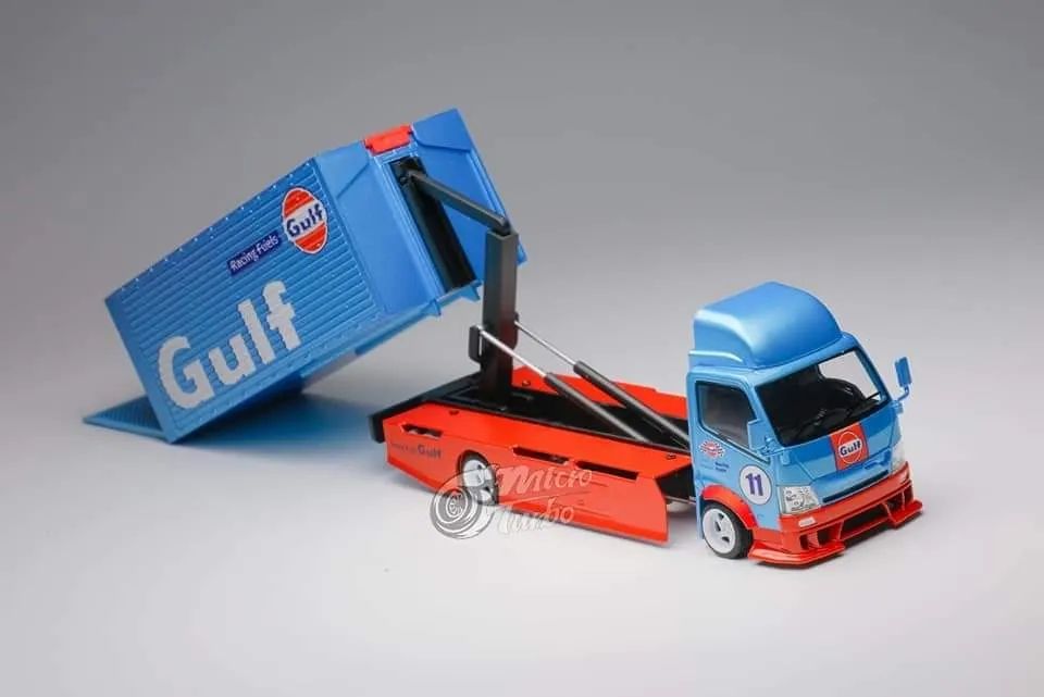 Peako Model x Micro Turbo 1/64 Isuzu Elf Hook Lift Container Transport Truck in Gulf Livery