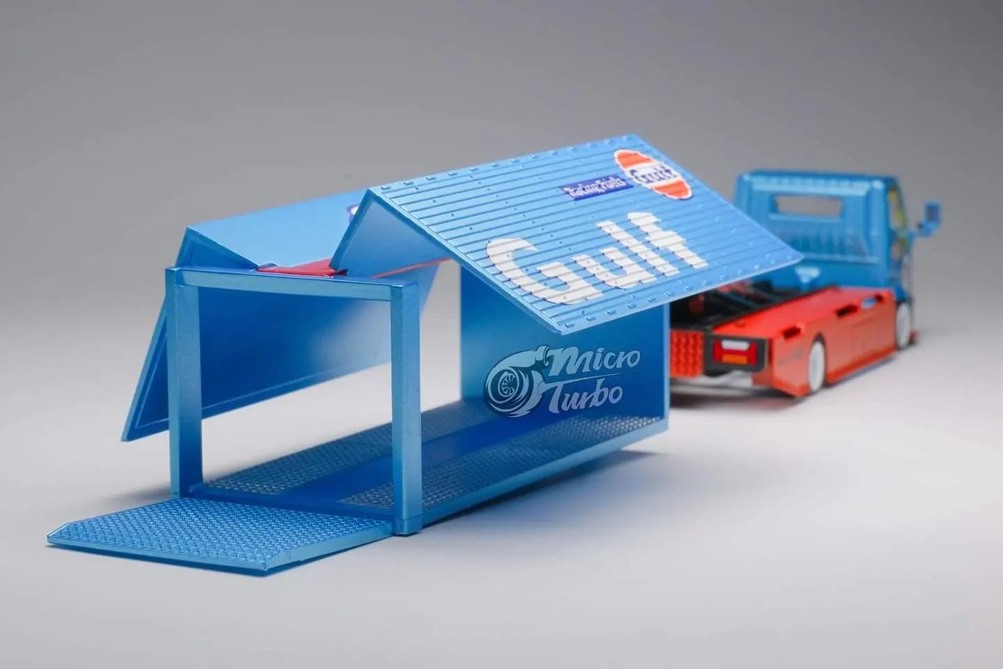 Peako Model x Micro Turbo 1/64 Isuzu Elf Hook Lift Container Transport Truck in Gulf Livery