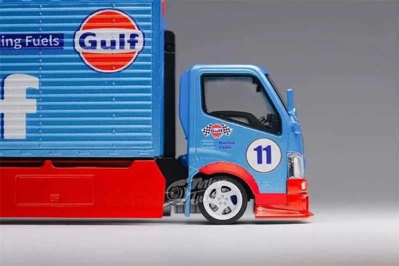 Peako Model x Micro Turbo 1/64 Isuzu Elf Hook Lift Container Transport Truck in Gulf Livery
