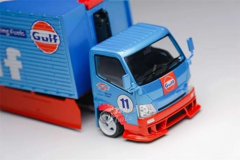 Peako Model x Micro Turbo 1/64 Isuzu Elf Hook Lift Container Transport Truck in Gulf Livery