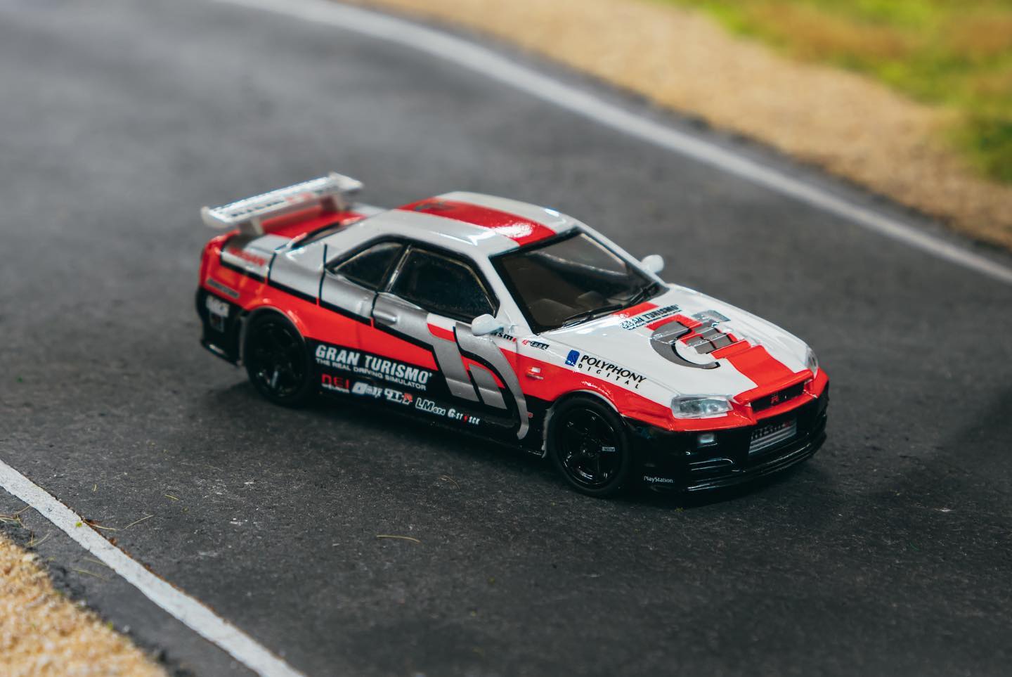 Tarmac Works 1/64 Nissan Skyline GT-R (R34) Z-Tune in Gran Turismo Livery