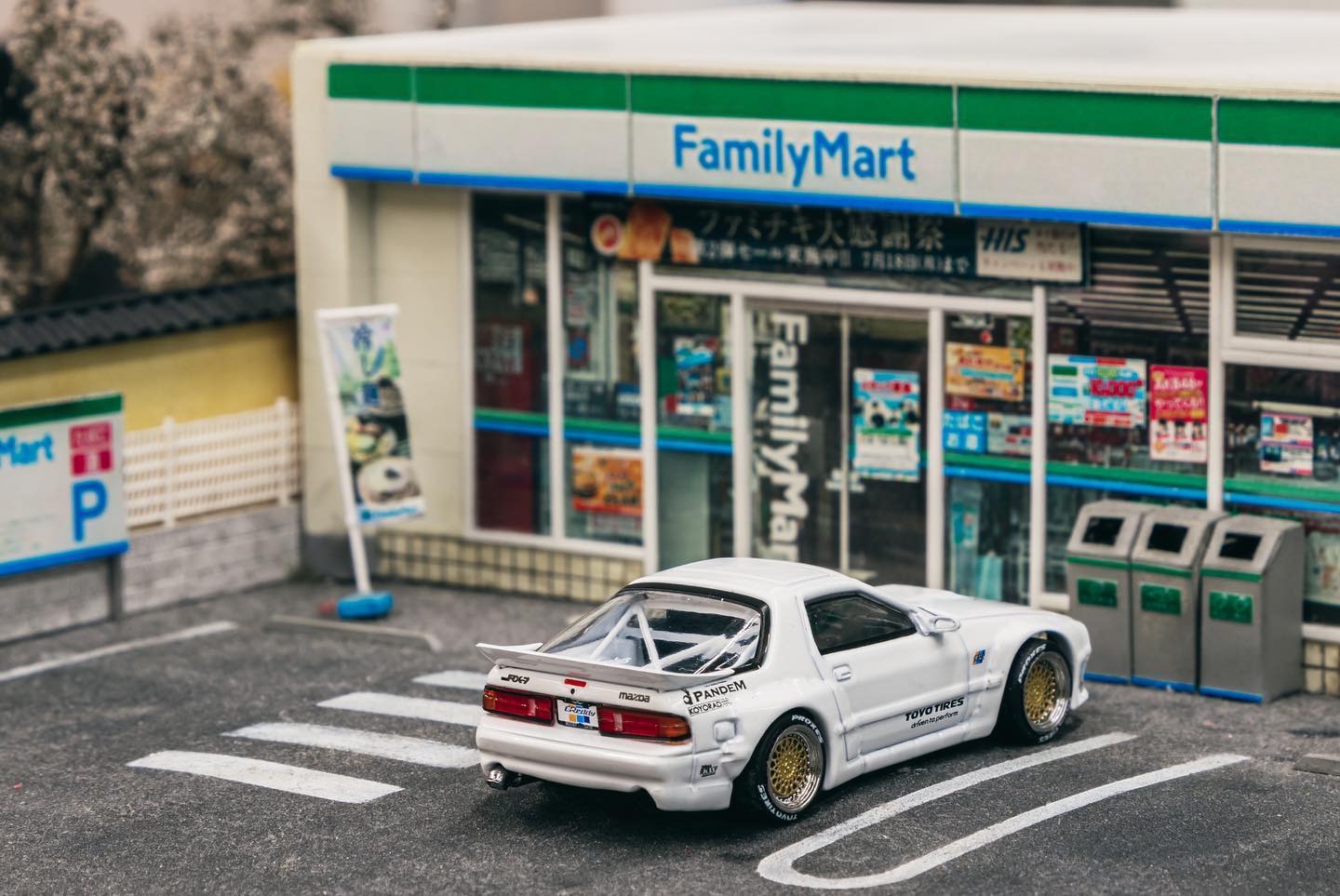 Tarmac Works 1/64 Mazda RX-7 (FC3S) PANDEM in White