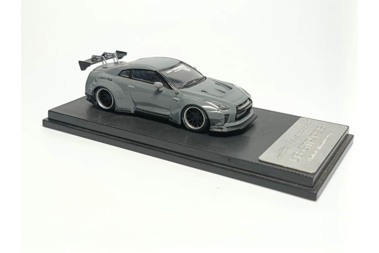MC 1/64 LB-WORKS Nissan GT-R R35 Version 1.5 in Cement Gray