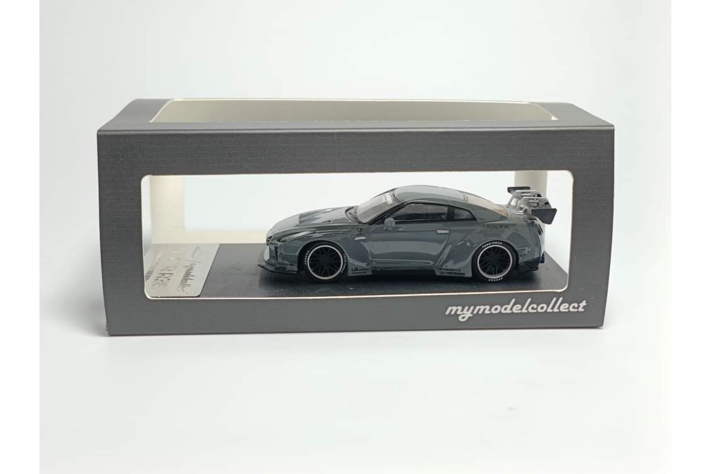 MC 1/64 LB-WORKS Nissan GT-R R35 Version 1.5 in Cement Gray