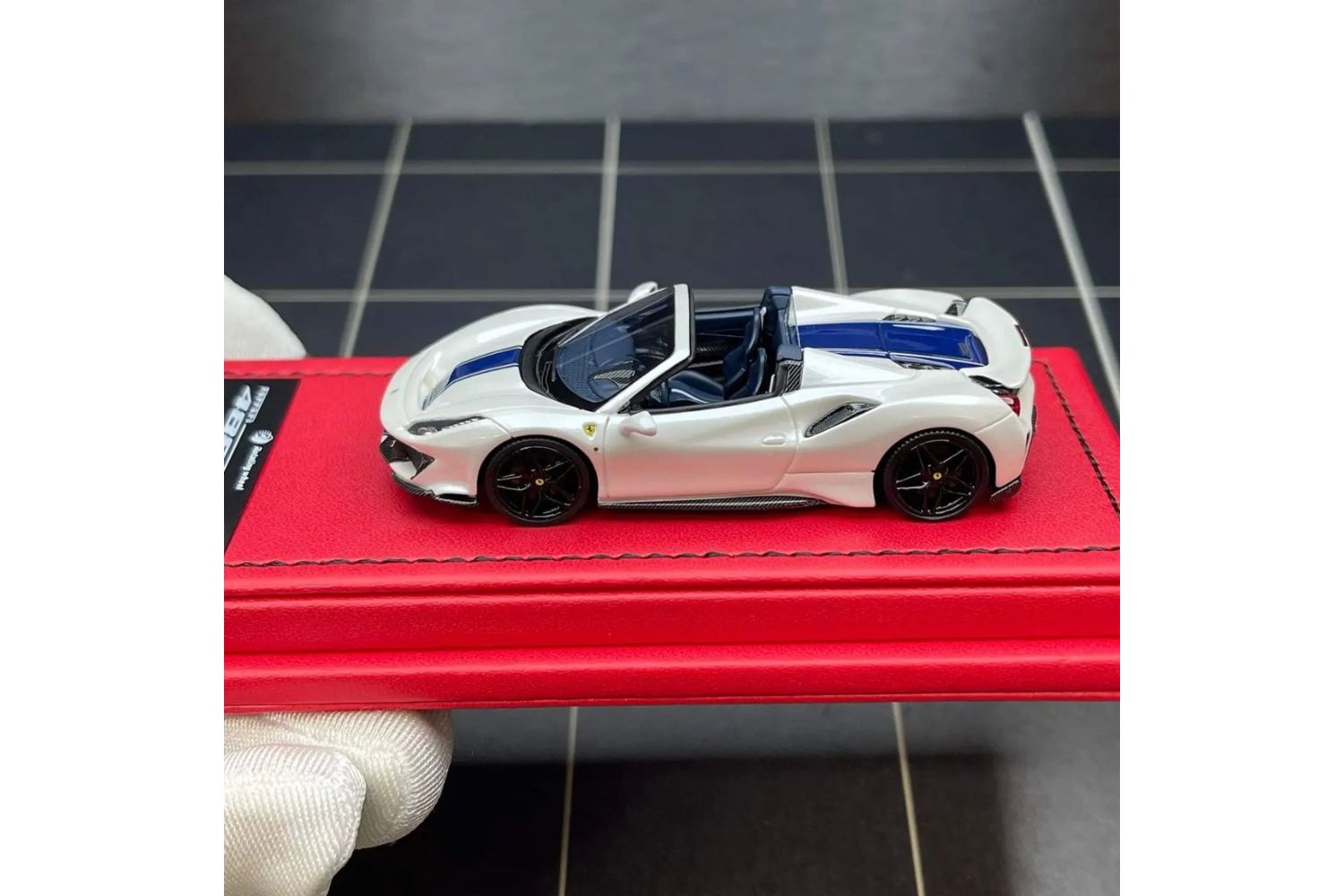 Rotating Wheel 1/64 Ferrari 488 Pista Convertible in White